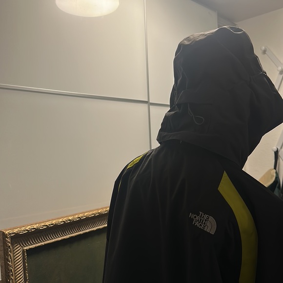 The North Face - Rain Jacket / Wind Breaker - Picture 4 of 6
